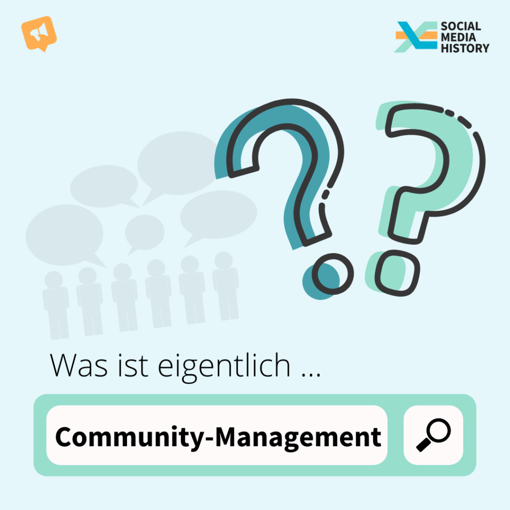 Hellblauer Hintergrund. Bildmitte: Zwei Fragezeichen. Bildunterschrift: Was ist eigentlich Community-Management?