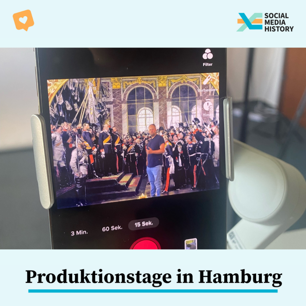 Bildunterschrift: Produktionstage in Hamburg. Foto eines Handy-Screens, darauf zu sehen: Prof. Bunnenberg durch einen Greenscreen-Effekt der TikTok-App mitten in das Gemälde vom Spiegelsaal in Versailles gesetzt.